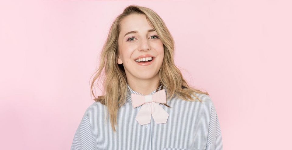 Drewniana muszka Dea Rose dla eleganckiej kobiety Drewniana muszka Dea Rose dla eleganckiej kobiety