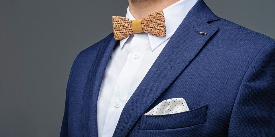BeWooden - Mężczyzna w niebieskiej kurtce z poszetką Dots square i Sole
