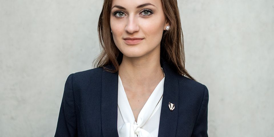 BeWooden - Modelka w żakiecie z drewnianą broszką Badger Brooch