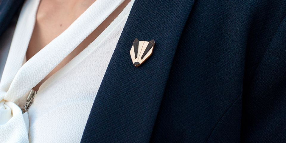 BeWooden - Modelka w żakiecie z drewnianą broszką Badger Brooch