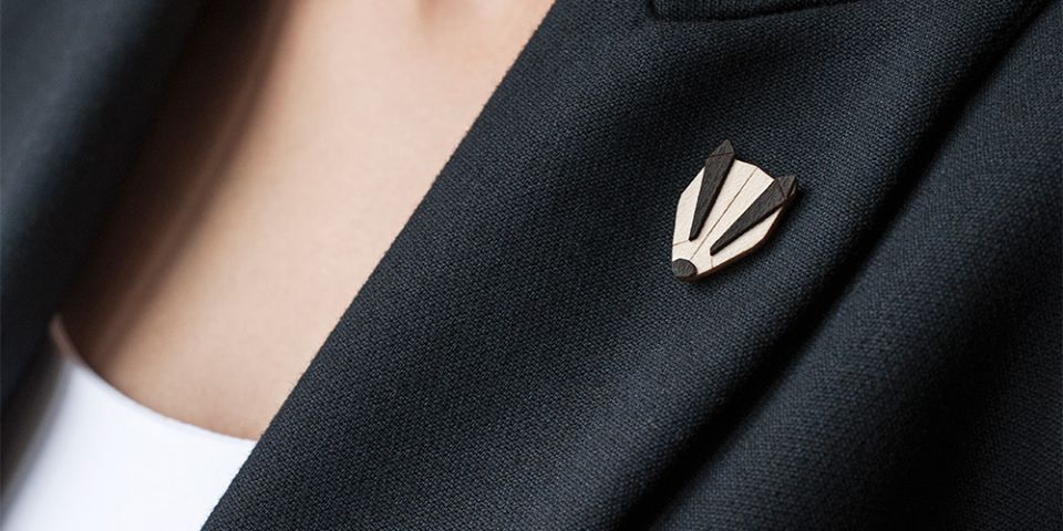 BeWooden - Modelka w żakiecie z drewnianą broszką Badger Brooch