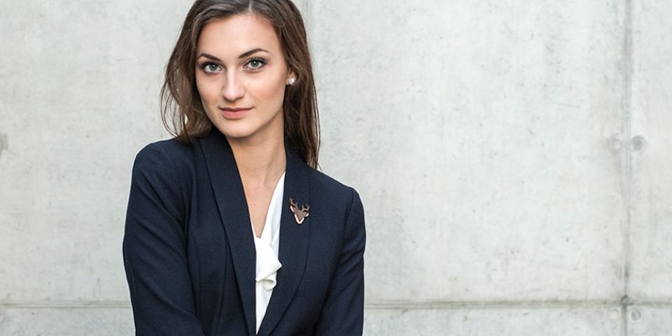 BeWooden - Modelka w żakiecie z drewnianą broszką Deer Brooch