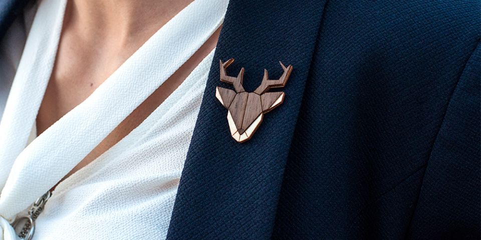 Modelka w żakiecie z drewnianą broszką Deer Brooch