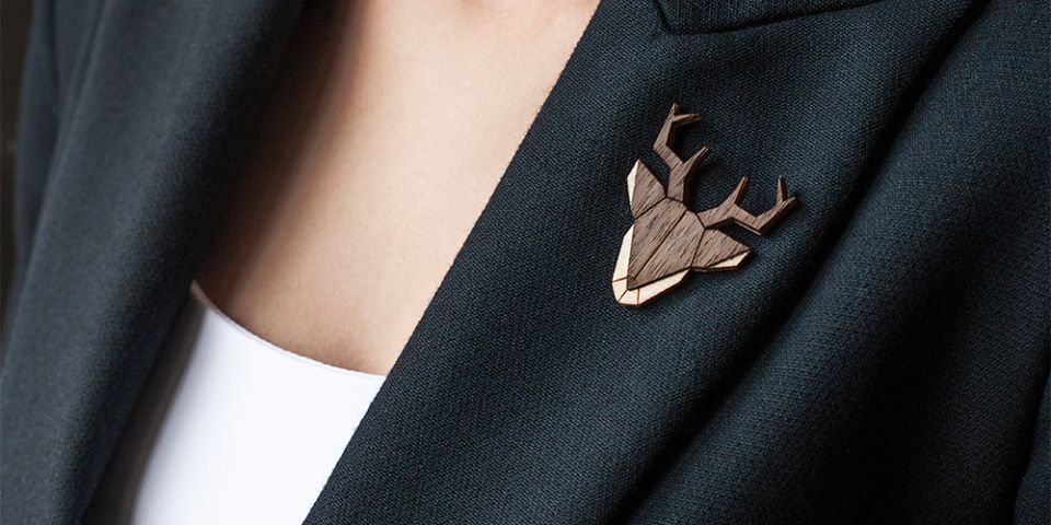 Modelka w żakiecie z drewnianą broszką Deer Brooch