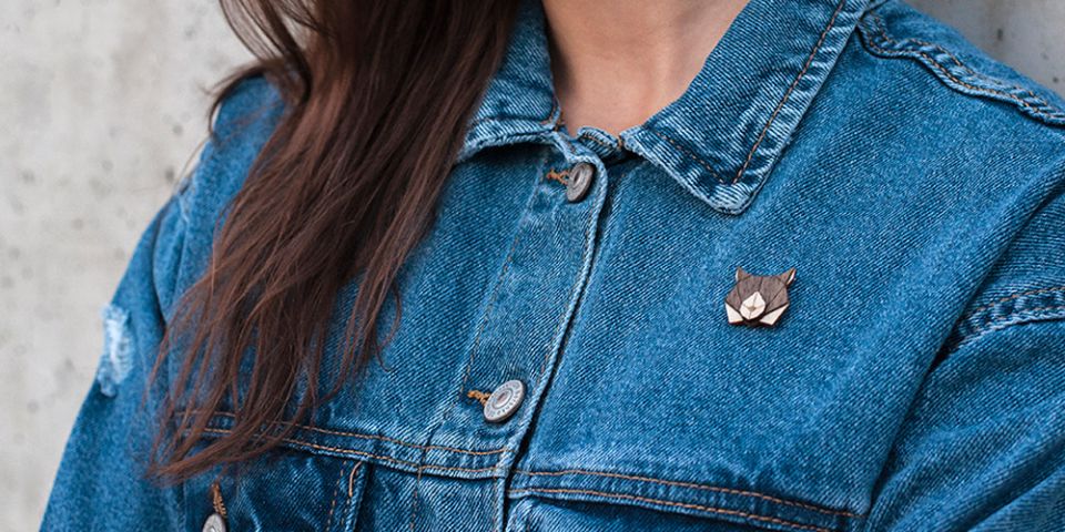 Modelka w jeansowej kurtce z drewnianą broszką Lynx Brooch