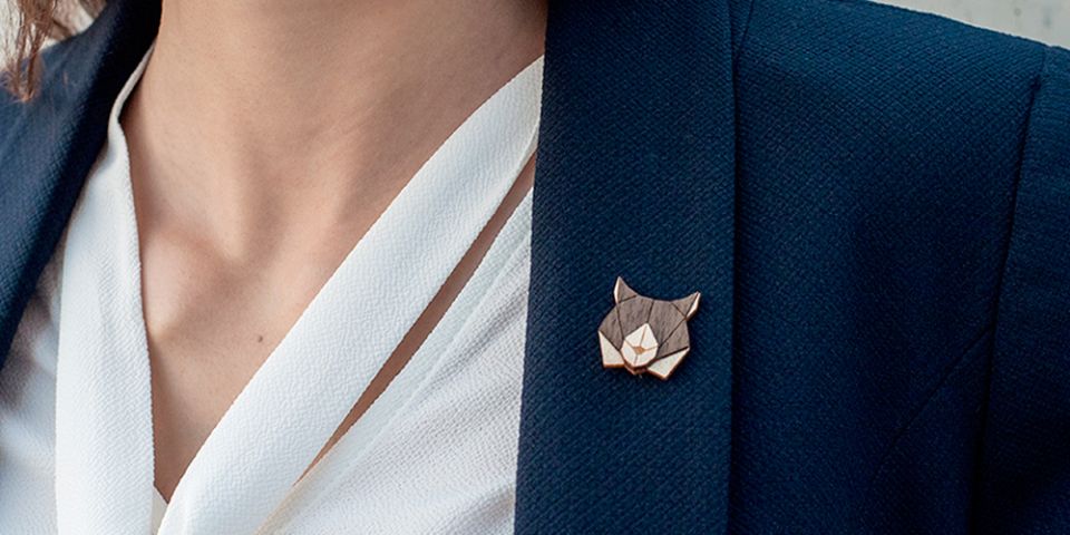 Modelka w żakiecie z drewnianą broszką Lynx Brooch