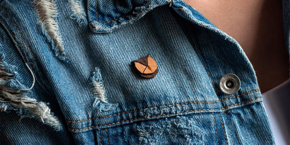 BeWooden - Modelka w jeansowej kurtce z drewnianą broszką Owl Brooch