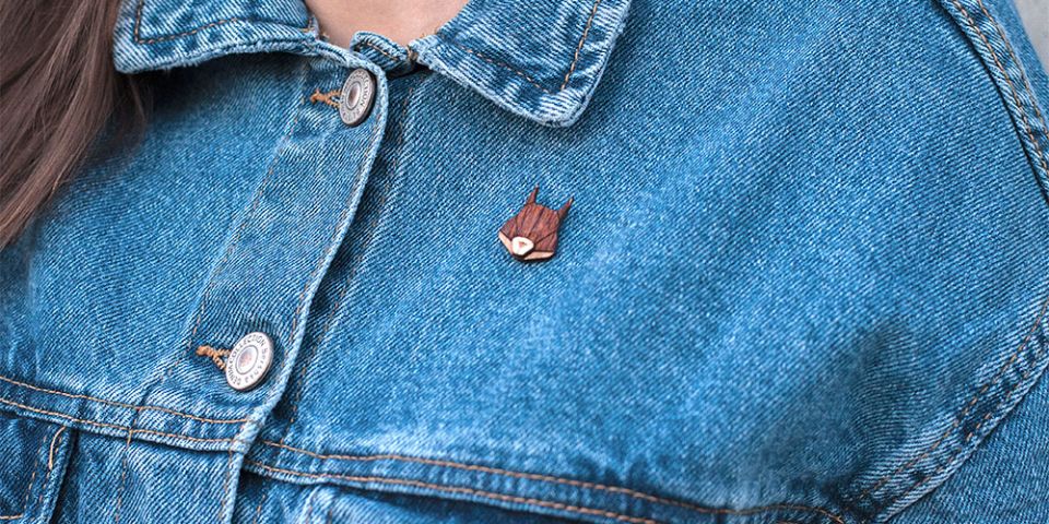 Modelka w jeansowej kurtce z drewnianą broszką Squirrel Brooch Modelka w jeansowej kurtce z drewnianą broszką Squirrel Brooch