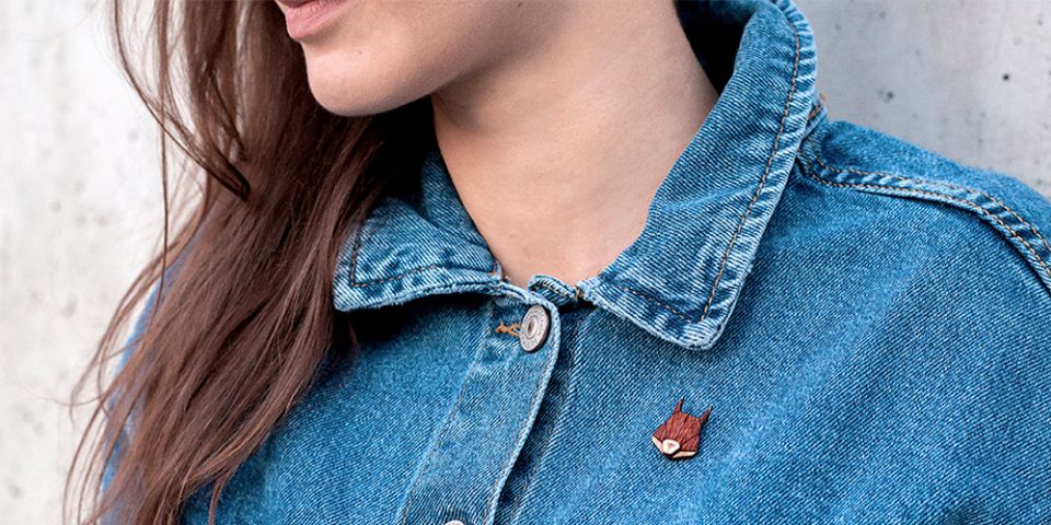 Modelka w jeansowej kurtce z drewnianą broszką Squirrel Brooch Modelka w jeansowej kurtce z drewnianą broszką Squirrel Brooch