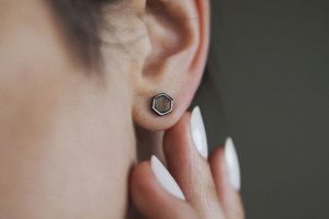 Metalowe kolczyki Apis Nox Earrings Hexagon
