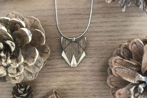 Drewniany wisiorek Wolf Pendant