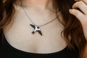 Drewniany wisiorek Swallow Pendant