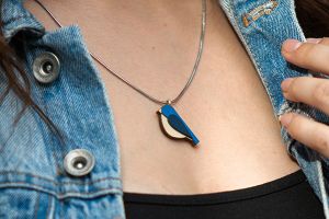 Drewniany wisiorek Blue Bird Pendant