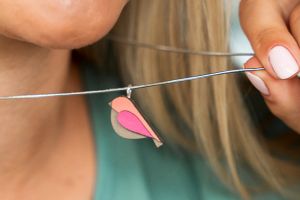 Drewniany wisiorek Pink Bird Pendant