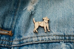 Drewniana broszka Walking Lightdog Brooch