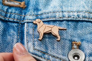 Drewniana broszka Walking Labrador Brooch