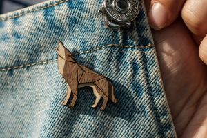 Drewniana broszka Walking Wolf Brooch