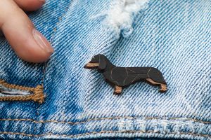 Drewniana broszka Walking Dachshund Brooch