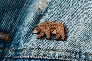 Drewniana broszka Walking Bear Brooch