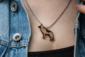 Drewniany wisorek Walking Shepherd Pendant