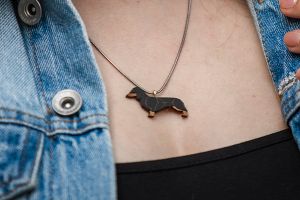 Drewniany wisiorek Walking Dachshund Pendant