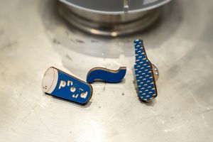 Drewniana broszka Proud Brooch