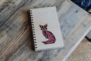 Drewniany notatnik z lisem Sitting Fox A5