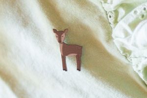 Drewniana broszka Cute Fawn