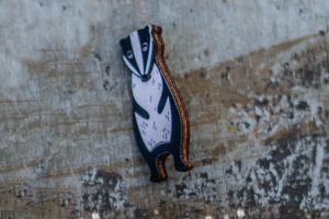 Drewniana broszka Cute Badger