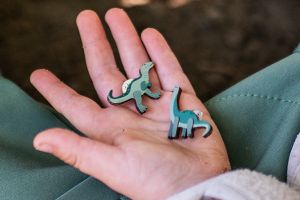 Drewniana broszka Cute T-Rex