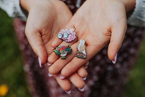 Drewniana broszka Czytająca sowa