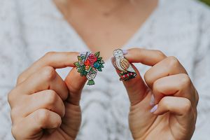 Drewniana broszka Bukiet kwiatów