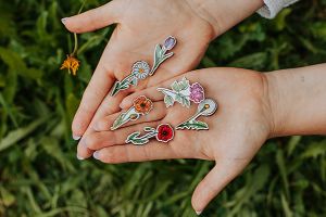 Drewniana broszka Poppy Brooch