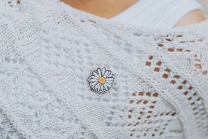 Drewniana broszka Daisy Bloom Brooch