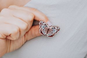 Drewniana broszka Różowy motyl
