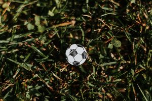 Drewniana broszka Football Brooch