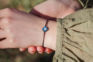 Drewniana Bransoletka na Sznurku – Niezapominajka