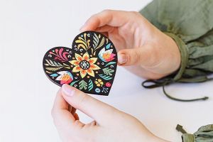 Mini Drewniana Układanka – Ludowe Serce Czarny
