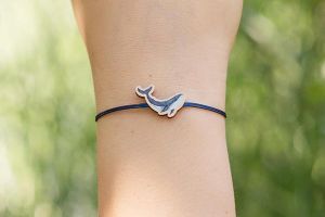 Drewniana bransoletka na sznurku – Wieloryb