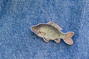 Drewniana broszka Karp – od Epipi