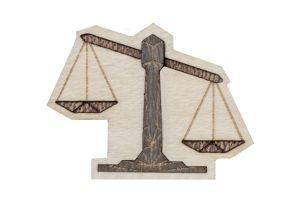 Drewniana broszka Libra Brooch
