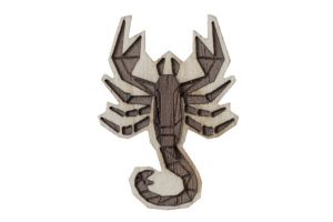 Drewniana broszka Scorpius Brooch