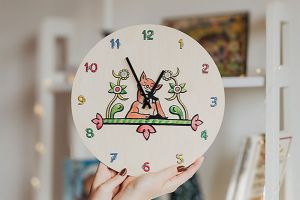 Zegar drewniany – Mądra kumoszka lisica – Josef Lada ©