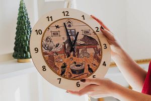 Zegar drewniany – Zwierzątka zimujące w leśniczówce – Josef Lada ©