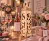Drewniane opakowanie na wino z sercami